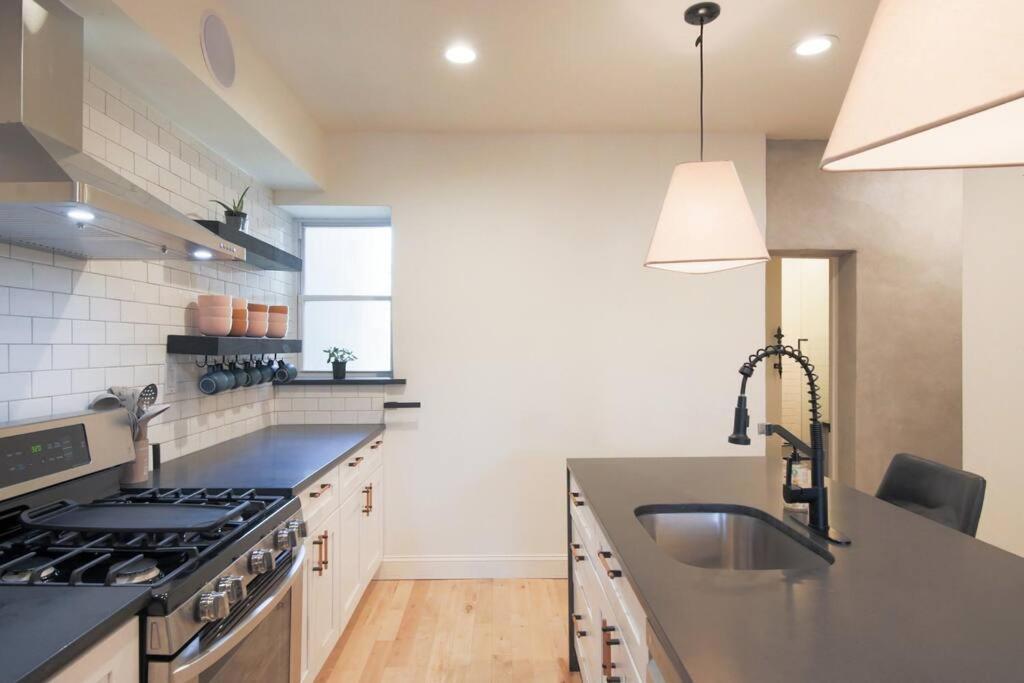 Large 2 Bdr With Deck Hosted By Stayrafa Philadelphia Exteriör bild
