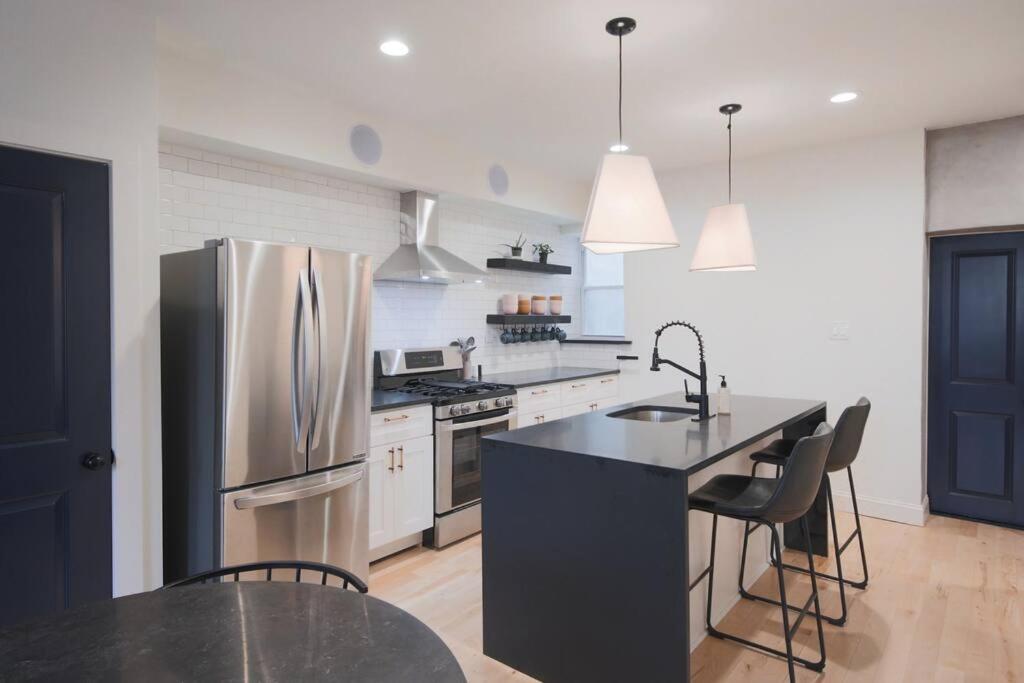 Large 2 Bdr With Deck Hosted By Stayrafa Philadelphia Exteriör bild